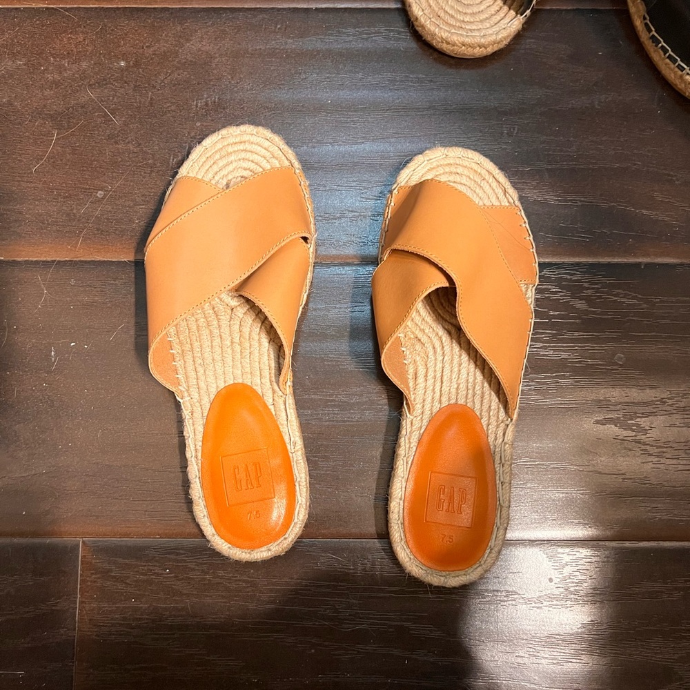 GAP espadrilles Tan flat sandals